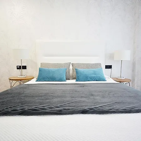 Precioso Piso De Diseno Con Piscina En Apartamento