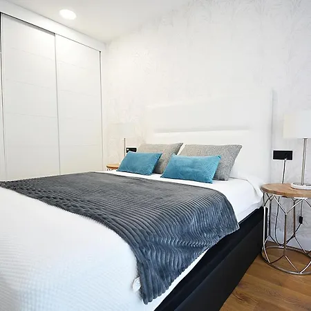 Precioso Piso De Diseno Con Piscina En 아파트